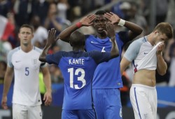 بعد بوغبا.. أفضل لاعب بالدوري الإنجليزي يصل مكة (صور)