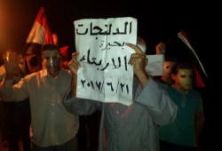 وقفة احتجاجية ليلية لأهالي الدلنجات رفضاً لاتفاقية بيع الأرض