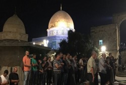 الآلاف يتدفقون للمسجد الأقصى لإحياء ليلة القدر