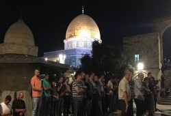الآلاف يتدفقون للمسجد الأقصى لإحياء ليلة القدر