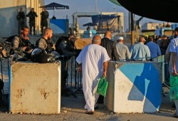 عشرات آلاف الفلسطينيين يتوجهون لـ «الأقصى» لأداء صلاة الجمعة الأخيرة