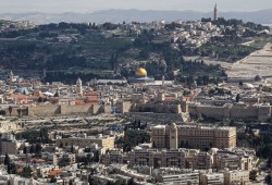 ترمب يمدد تعليق نقل السفارة الأمريكية إلى القدس