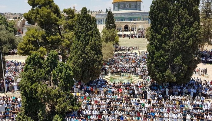 50 ألف فلسطيني يصلّون الجمعة الأخيرة من رمضان في الأقصى