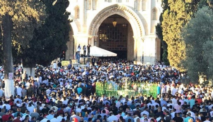 آلاف الفلسطينيين يؤدون صلاة العيد بالأقصى
