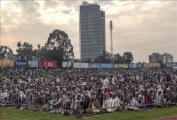 تحت المطر.. مليون مسلم يصلون العيد باستاد أديس أبابا