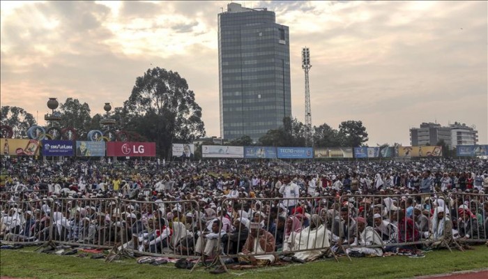 تحت المطر.. مليون مسلم يصلون العيد باستاد أديس أبابا