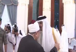 بعد أيام من طلب تسليمه.. الشيخ تميم بن حمد يواصل تكريم العلامة القرضاوي ويقبل رأسه