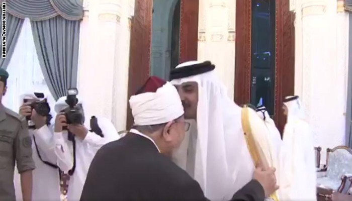 بعد أيام من طلب تسليمه.. الشيخ تميم بن حمد يواصل تكريم العلامة القرضاوي ويقبل رأسه
