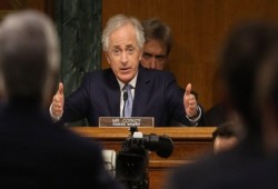 رئيس "العلاقات الخارجية" بالشيوخ الأمريكي: سأرعقل صفقات السلاح مع الخليج إذا استمر الحصار