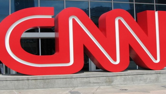 استقالة 3 صحفيين في "سي إن إن" بعد حذف مقال عن مساعد لترامب
