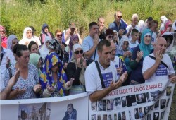 بوسنيون يحيون ذكرى قتل الصرب 140 مسلما حرقا بـ "فيشغراد"