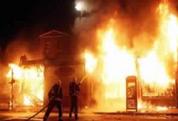 حريق هائل بمحل ومخزن أحذية في بنها