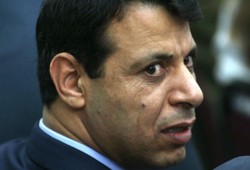 هآرتس": خطة إمارتية مصرية إسرائيلية تطبخ لغزة بقيادة دحلان