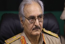 محامٍ دولي: تسليح الإمارات لخليفة حفتر "جريمة دولية"