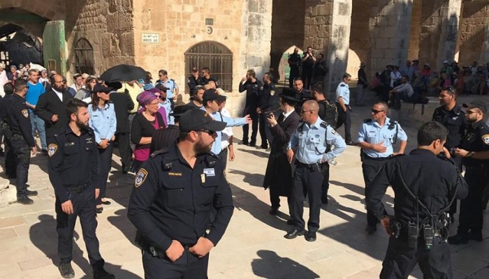 قائد شرطة الاحتلال يقتحم الأقصى ومنع دخول المصلين