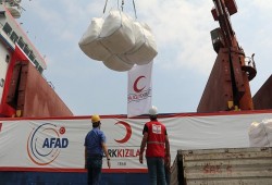 الهلال الأحمر التركي يرسل سفينة مساعدات إلى اليمن