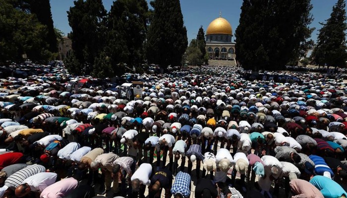 عشرات الآلاف من المصلين يؤدون الجمعة في الأقصى