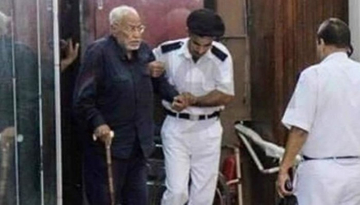 زوجة عاكف: «حالته الصحية متراجعة للغاية.. والداخلية منعتنا من زيارته»