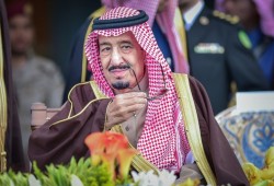 بعد عاصفة غضب.. الملك سلمان يوقف كاتبا اتّهم بتشبيهه بالله