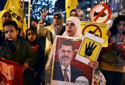 شخصيات مصرية تدشن حملة للتمسك بشرعية الرئيس "مرسي" وثوابت الثورة