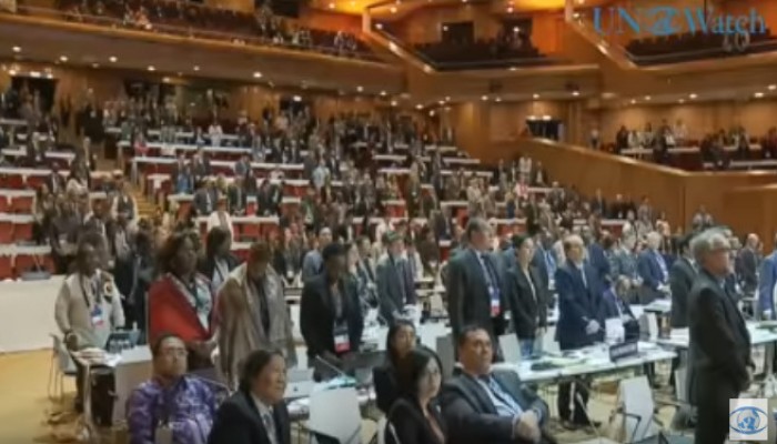 مندوبة كوبا باليونيسكو ترفض الوقوف حدادا لضحايا المحرقة المزعومة وتقف من أجل الضحايا الفلسطينين