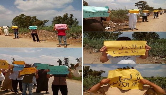 ثوار الدقاهلية يرفعون لافتات كتب عليها " ارحل "