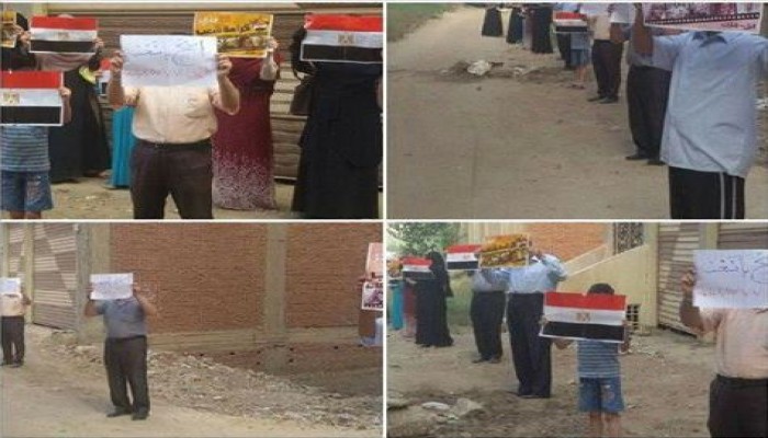 أهالي طلخا يرفعون أعلام مصر في احتجاجهم