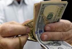 أسعار الدولار في 13 بنكا بمنتصف تعاملات اليوم بعد تراجع جديد