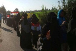 أهالي نبروه يرفعون لافتات.. "بلاد الظلام أوطاني"