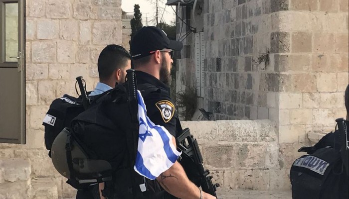 عشرات المستوطنين يقتحمون الأقصى.. وتوتر بسبب رفع جندي العلم الصهيوني