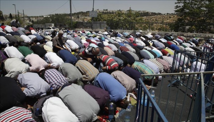 الفلسطينيون يؤدون الصلاة في شوارع القدس بعد منعهم من دخول "الأقصى"