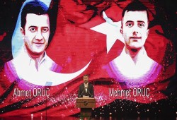 أردوغان يبكي بشدة في رثاء شهدين سقطا في المحاولة الانقلابية الفاشلة (شاهد)