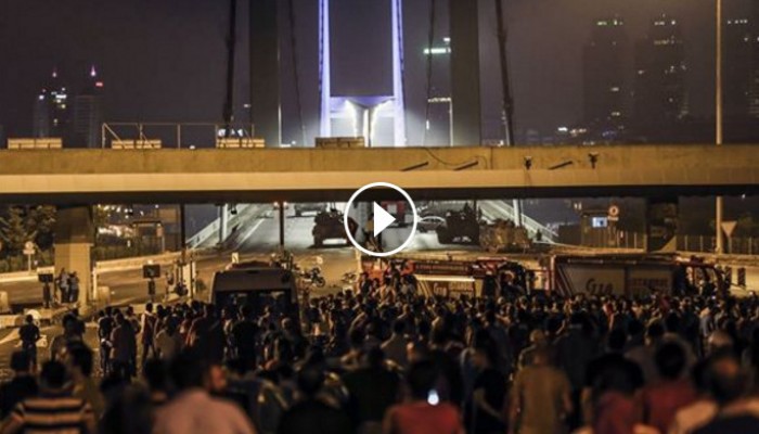 شاهد: لقطات تعرض لأول مرة لمواجهات بين الشعب والانقلابيين في تركيا