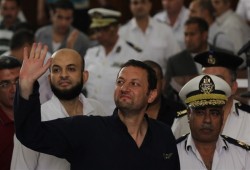 وزير "الغلابة" يضرب عن الطعام بسجن العقرب