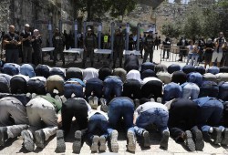 المقدسيون يرفضون دخول الأقصى عبر البوابات الإلكترونية