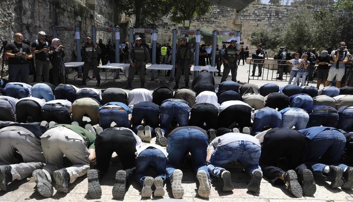 المقدسيون يرفضون دخول الأقصى عبر البوابات الإلكترونية