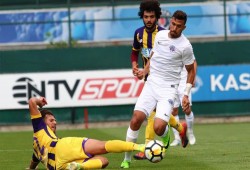 تريزيجيه يقص شريط أهدافه مع قاسم باشا بثنائية ودية