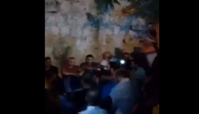 مقدسيون ينشدون من داخل الأقصى "سوف نبقى هنا" (فيديو)