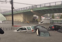 أمطار غزيرة تسقط على إسطنبول وتشل الحياة فيها