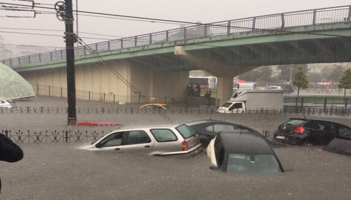 أمطار غزيرة تسقط على إسطنبول وتشل الحياة فيها