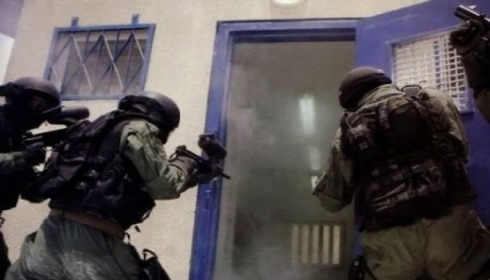 وحدات القمع الإسرائيلية تقتحم قسم 4 بسجن النقب وتُنكّل بالأسرى
