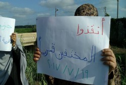 سلسلة بشرية بدمياط تندد بقتل الأبرياء