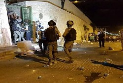 22 إصابة في قمع الاحتلال المرابطين على "الأسباط" بالقدس