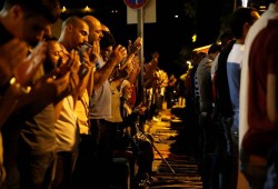 الفلسطينيون يؤدون صلاة الفجر قرب "الأقصى" رفضا لإجراءات الاحتلال