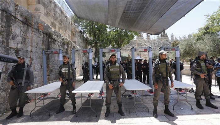 الفلسطينيون يواصلون رفض دخول الأقصى من بوابات الاحتلال