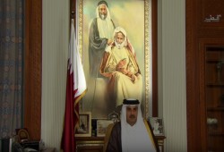 ما قصة الصورة خلف أمير دولة قطر؟