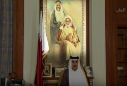ما قصة الصورة خلف أمير دولة قطر؟