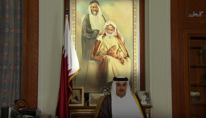 ما قصة الصورة خلف أمير دولة قطر؟