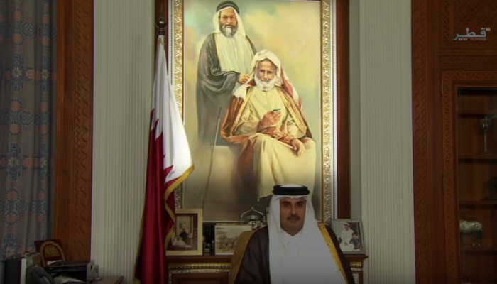 ما قصة الصورة خلف أمير دولة قطر؟