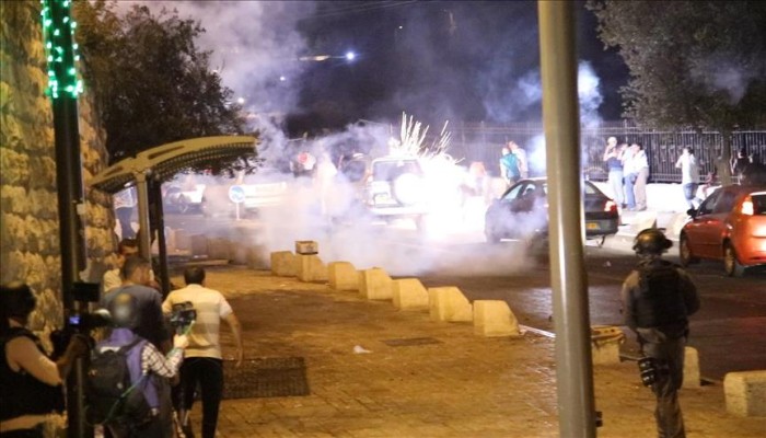 إصابة فلسطينيين إثر قمع الشرطة الإسرائيلية لمصلين في محيط "الأقصى"‎